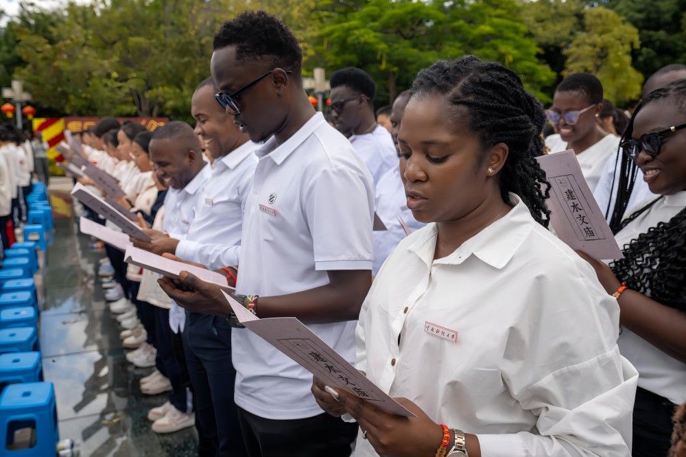 2024级商务部发展中国家学历学位教育项目学员赴石屏、建水开展中国文化实践体验教学活动暨开学典礼