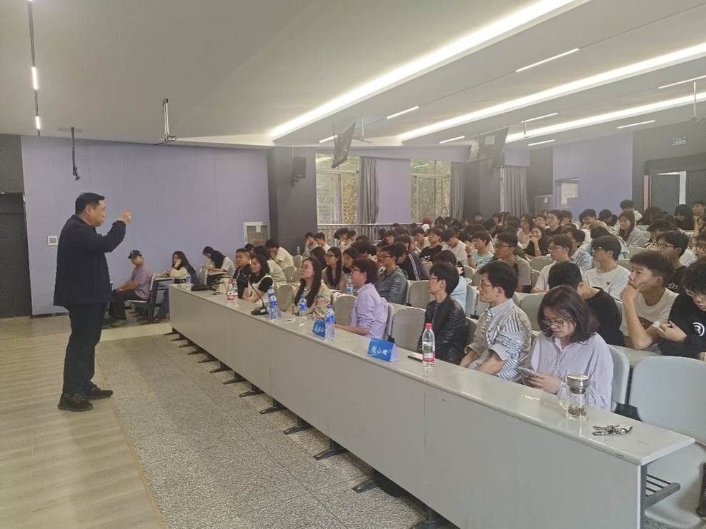 会议室里的人们 AI 生成的内容可能不正确。