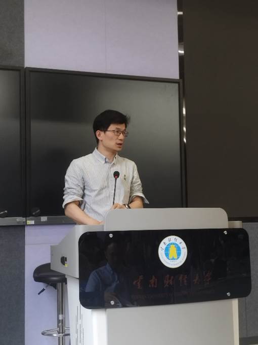 图片包含 室内, 人, 男人, 前 AI 生成的内容可能不正确。