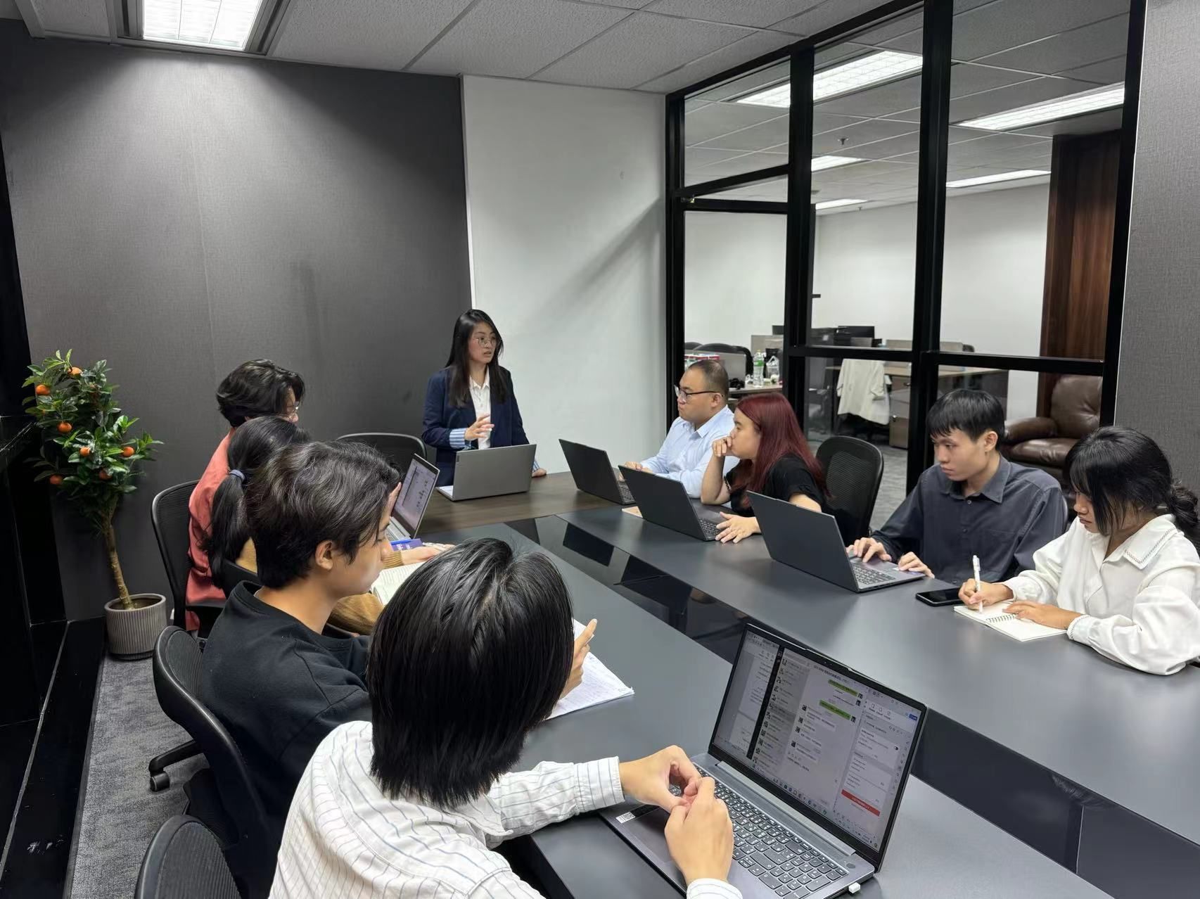 会议室里的人们描述已自动生成